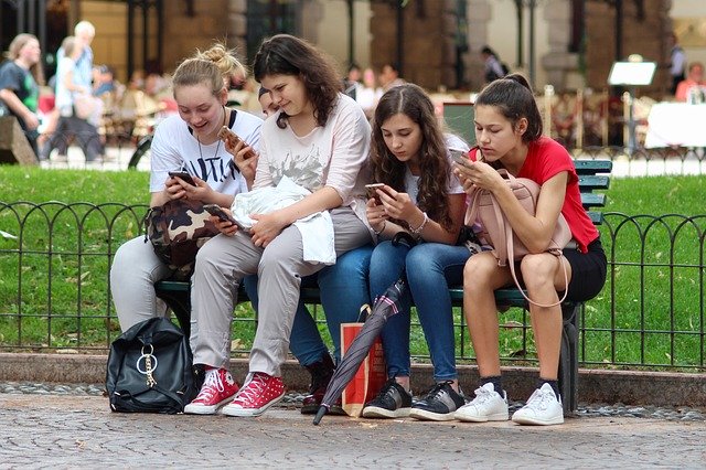 Todat teens on their mobile phones and not reading books
